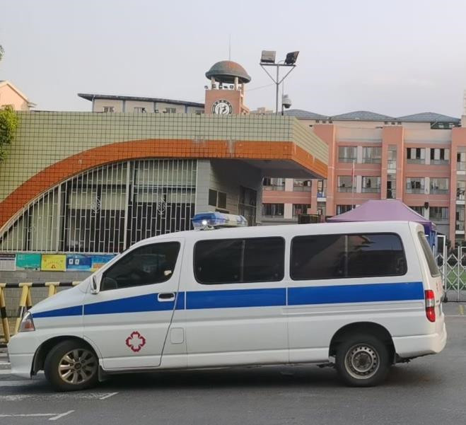 武鸣救护车出租护送骨折病人一公里多少钱